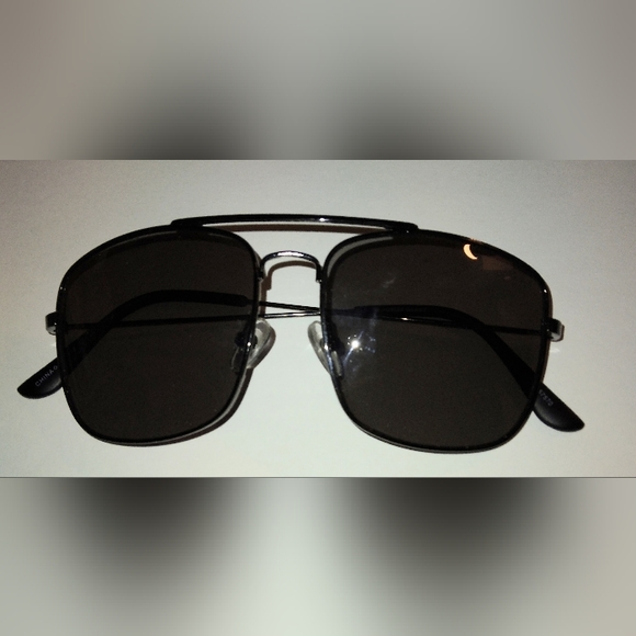FREE with PURCHASE - FOSTER GRANT WIRE FRAME SUNGLASSES BLACK VGUC - Picture 4 of 16